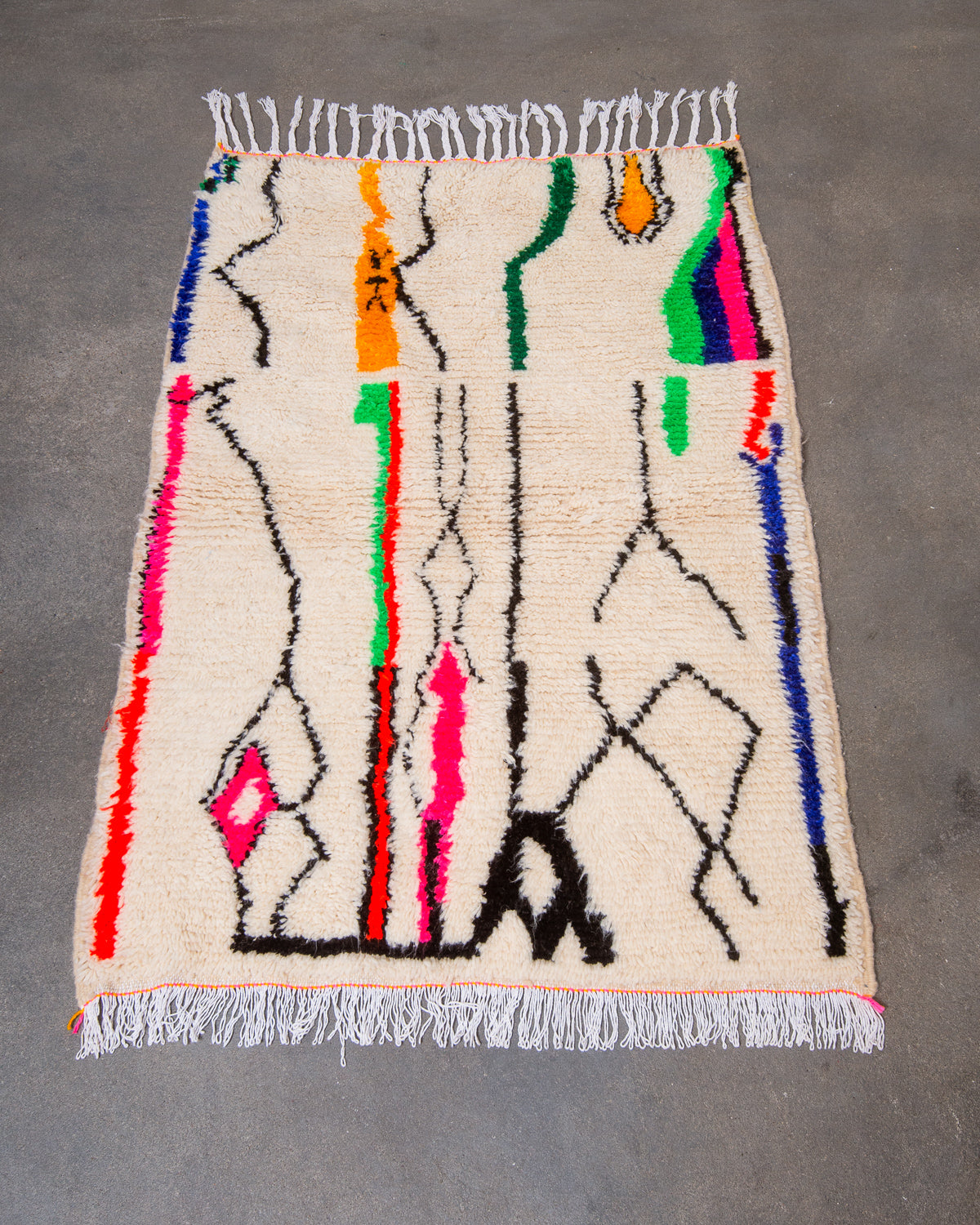 Modern designer handcrafted Berber rug from Morocco. Azilal rug with beautiful colours and patterns. Made of sheep’s wool and colourful cotton.